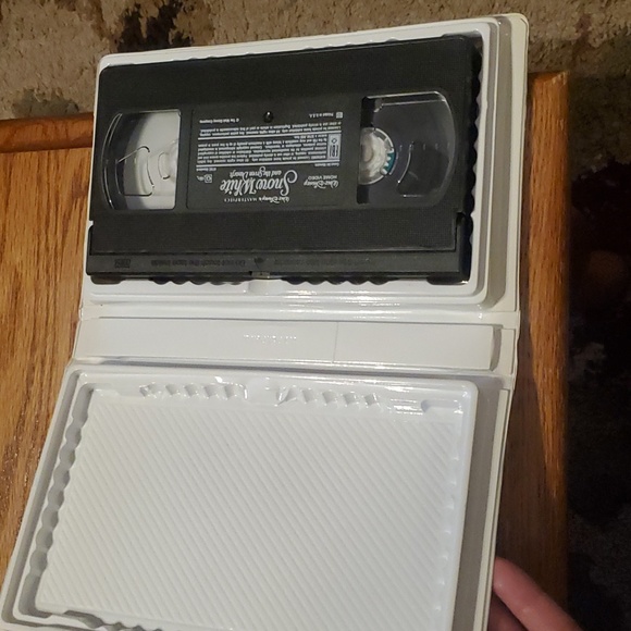 Snow White and the Seven Dwarfs Walt Disney's Masterpiece VHS Tape - Picture 5 of 7